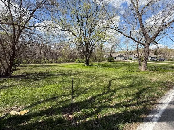 114 SE Summit Ave, Lees Summit, MO 64063