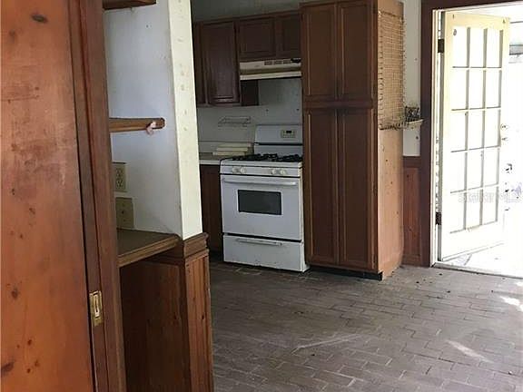 3rd image of 1007 S Whitney Rd
