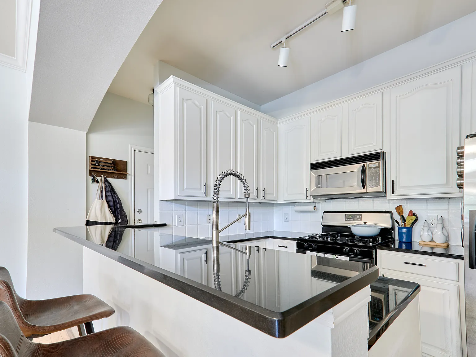 2 bed, 1100 sqft, $2,850 — Photo 4