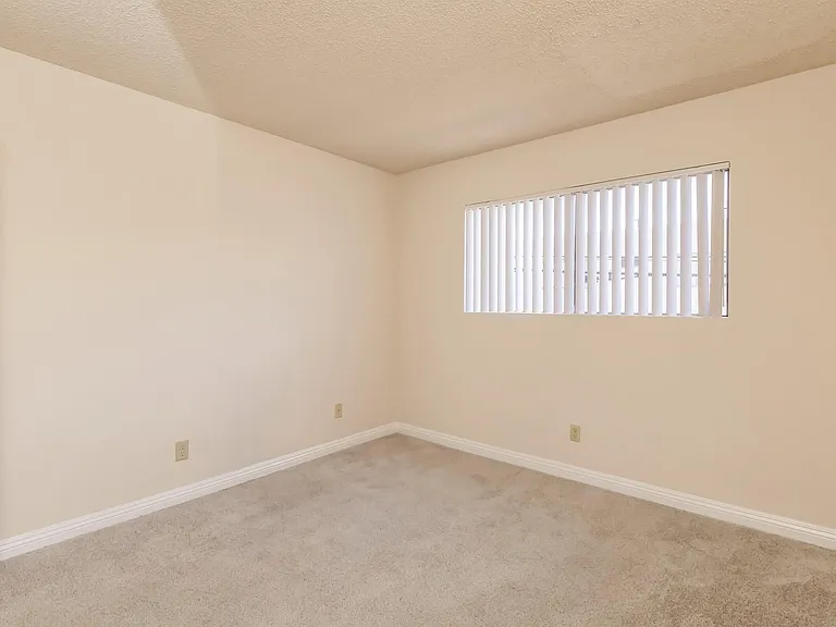 Ocean West Apartments — Photo 38