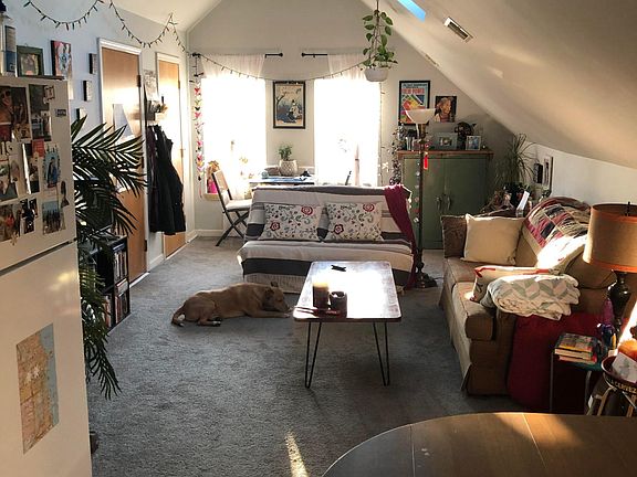 Spacious, lofted living area in 4W (available)