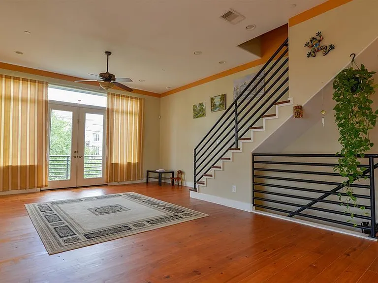 1807 W Webster St — Photo 3