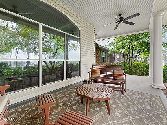 4th image of 204 Gray Oak Dr