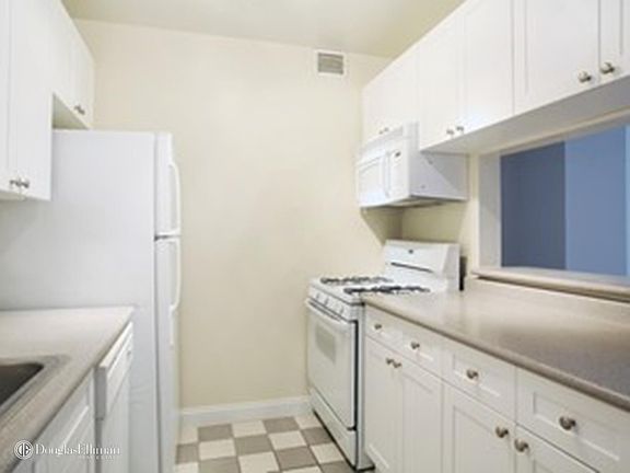 2nd image of 88 Greenwich St APT 507