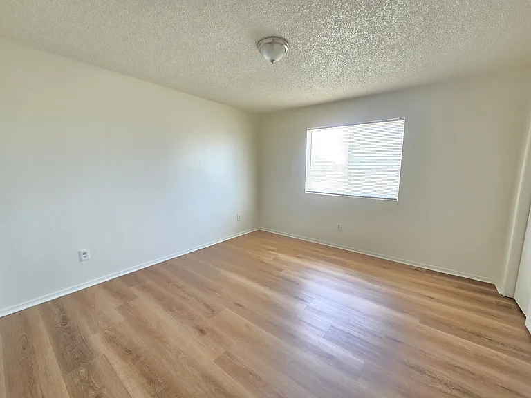 9825 N Loop Blvd #B — Photo 17