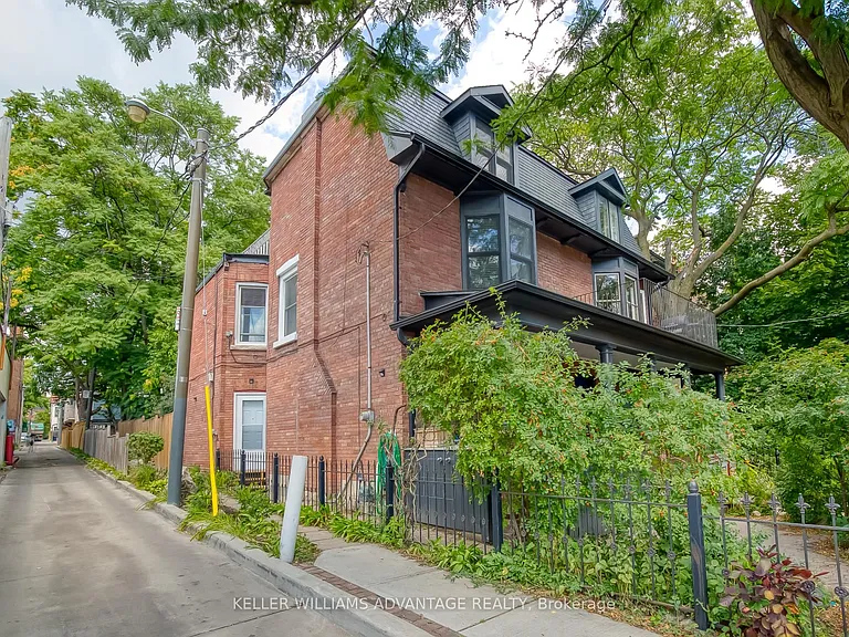254A Carlton St — Photo 2
