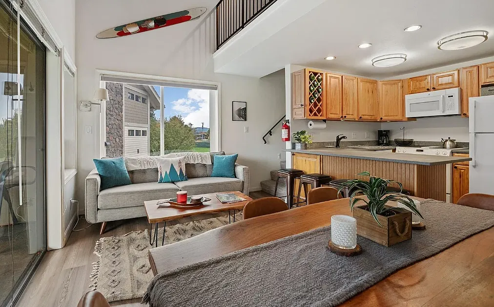2 bed, 1034 sqft, $1,650 — Photo 1