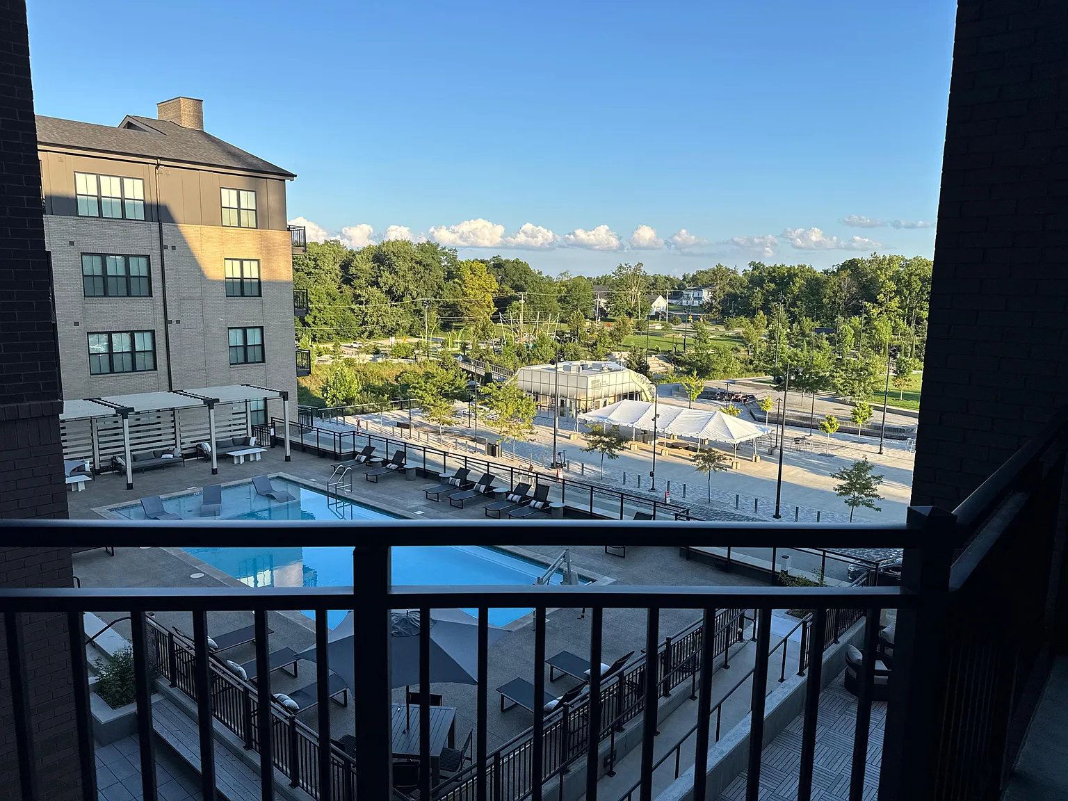 1 bed, 1.5 bath, 925 sqft, $2,064 — Photo 3