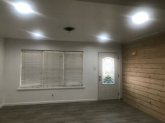 3rd image of 121 W Greenbriar Dr