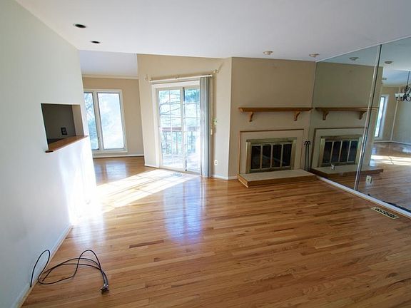 3rd image of 304 Hickory Blf #304
