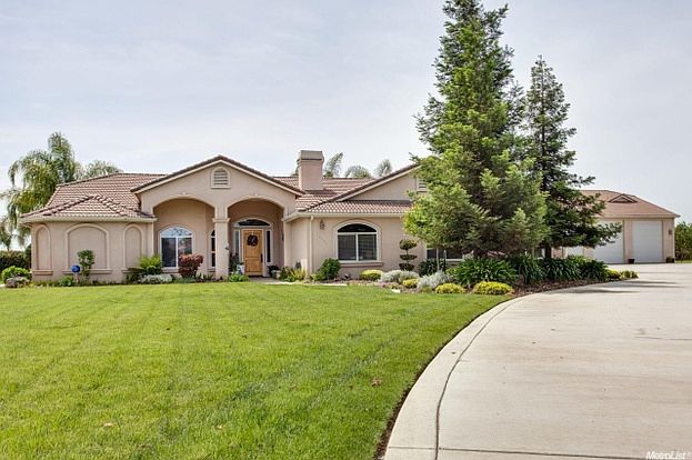1st image of 10101 N Oaks Ct