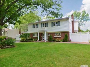 17 Lesley Ln, Old Bethpage, NY 11804