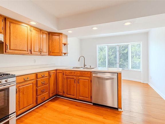 4th image of 45 Manorfield Cir