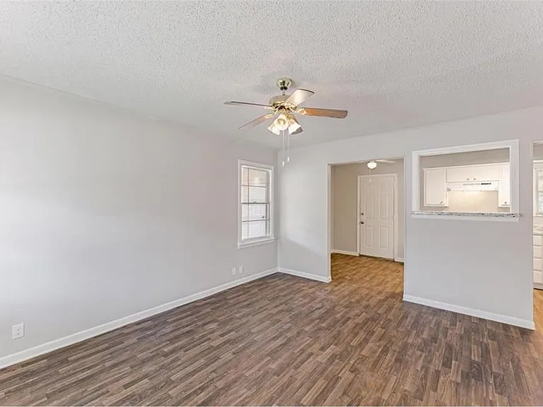 4713 Laverda Dr — Photo 11
