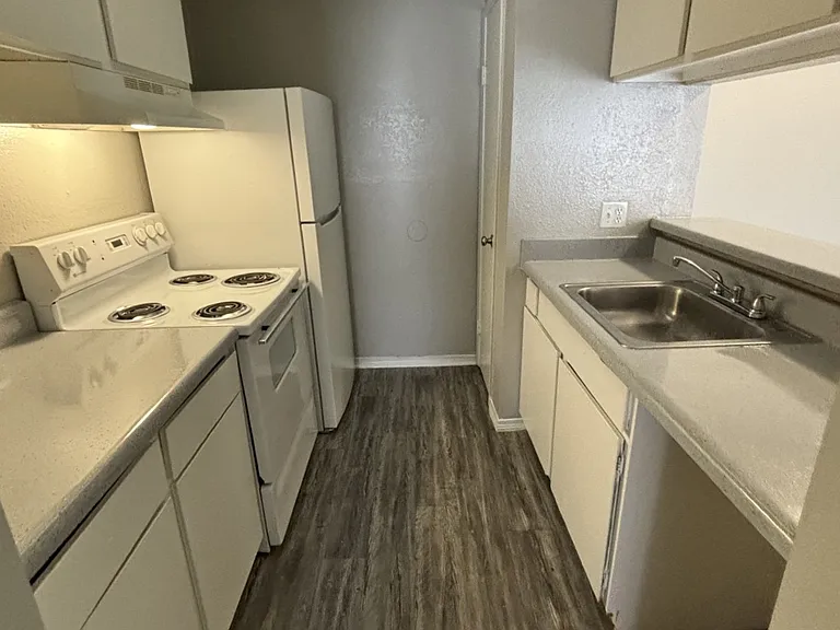 Edinburg Place Apartments — Photo 19