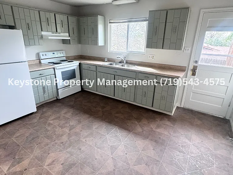 Charming Townhome in Pueblo West Comfortable & Convenient Living $1300/$1300 — Photo 5