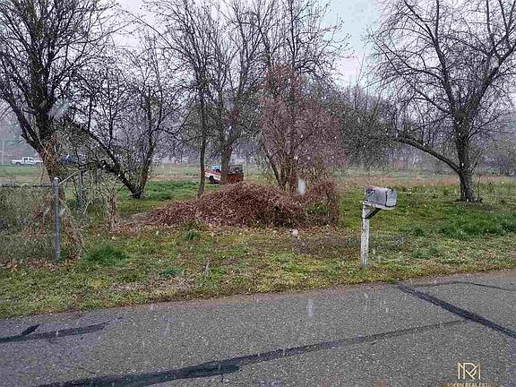 2nd image of 230 Pleasant St