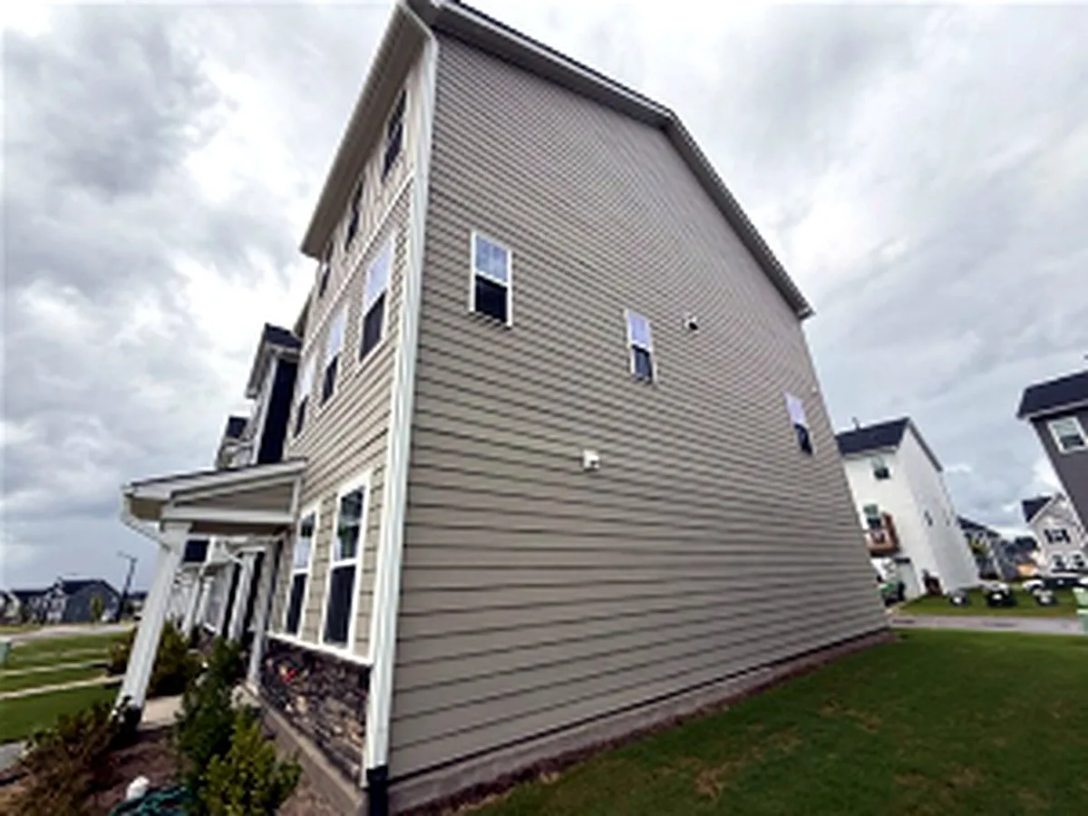 3 bed, 3.5 bath, 1733 sqft, $2,050 — Photo 4