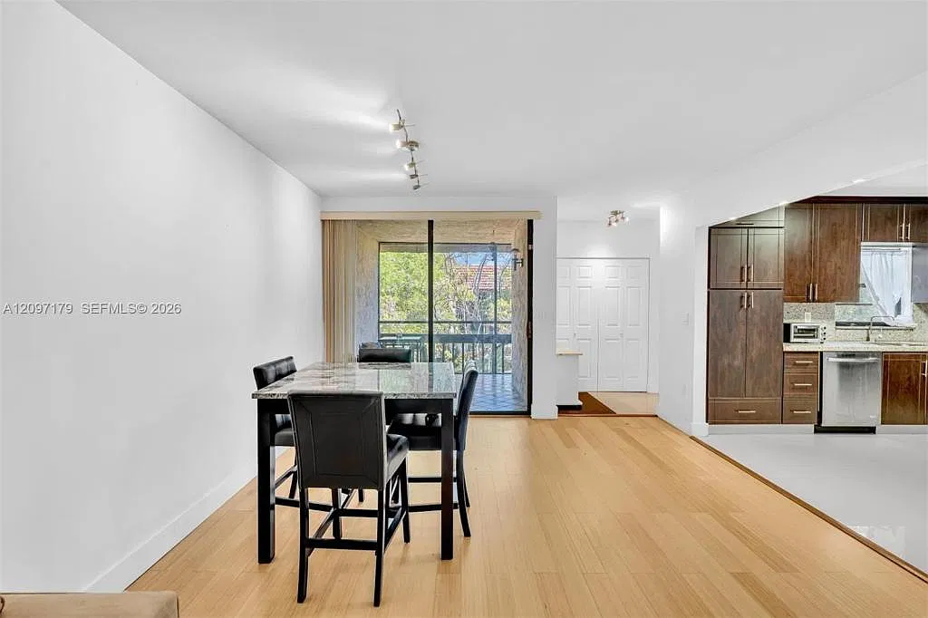 770 NE 199th St — Photo 2