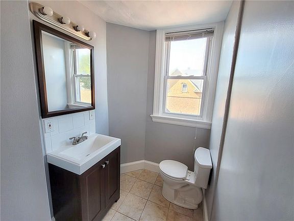 5th image of 165 Norwood Ave Unit 3L
