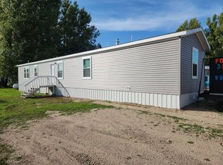 915 Parkland Dr SW, Rugby, ND 58368
