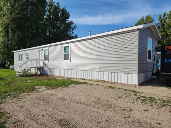 915 Parkland Dr SW, Rugby, ND 58368