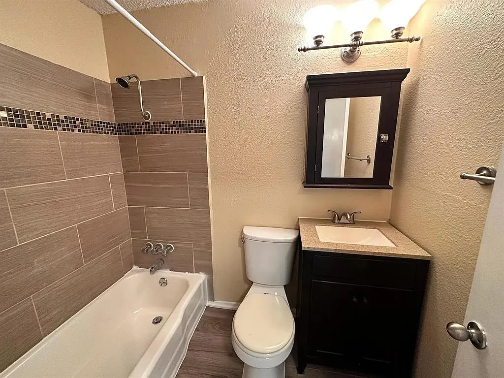 2 bed, 1.0 bath, 820 sqft, $1,100 — Photo 2