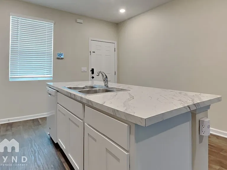 216 Stonegate Ave — Photo 5