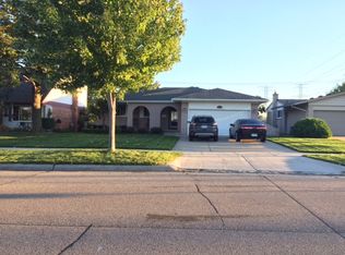 12828 Canterbury Dr, Sterling Heights, MI