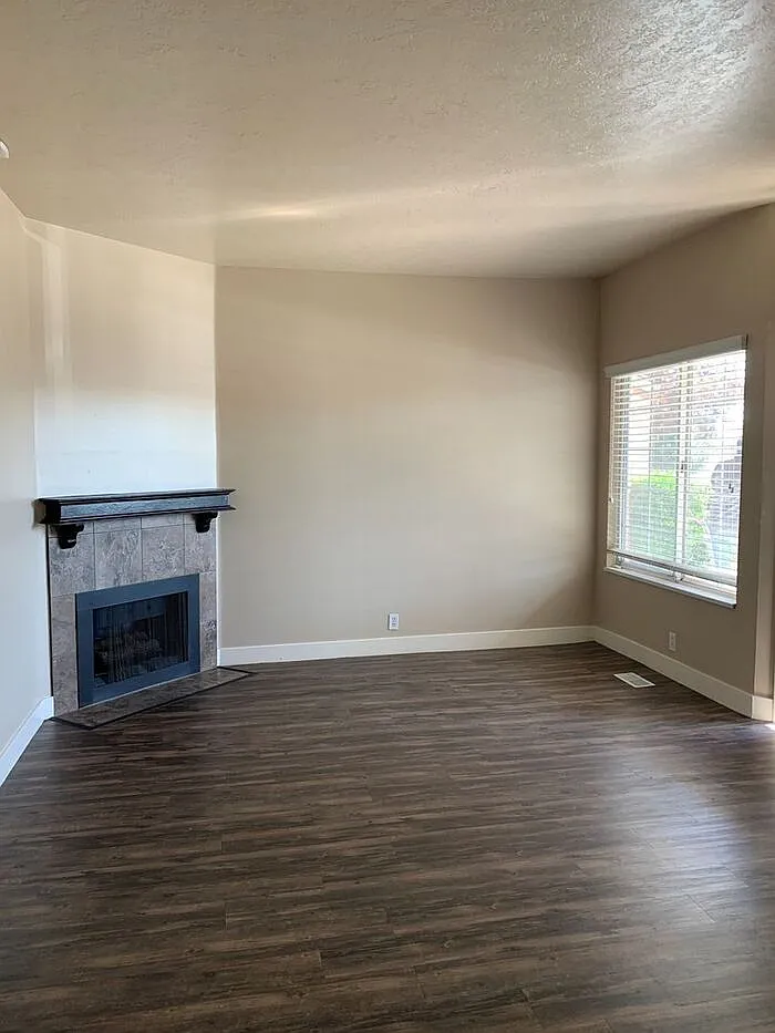 2 bed, 1.0 bath, 919 sqft, $1,595 — Photo 4