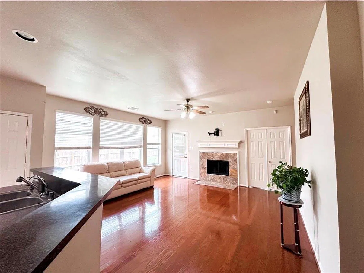 4 bed, 2.0 bath, 1838 sqft, $2,100 — Photo 2