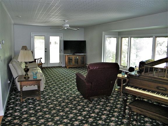 5th image of 121 Hutchinson St