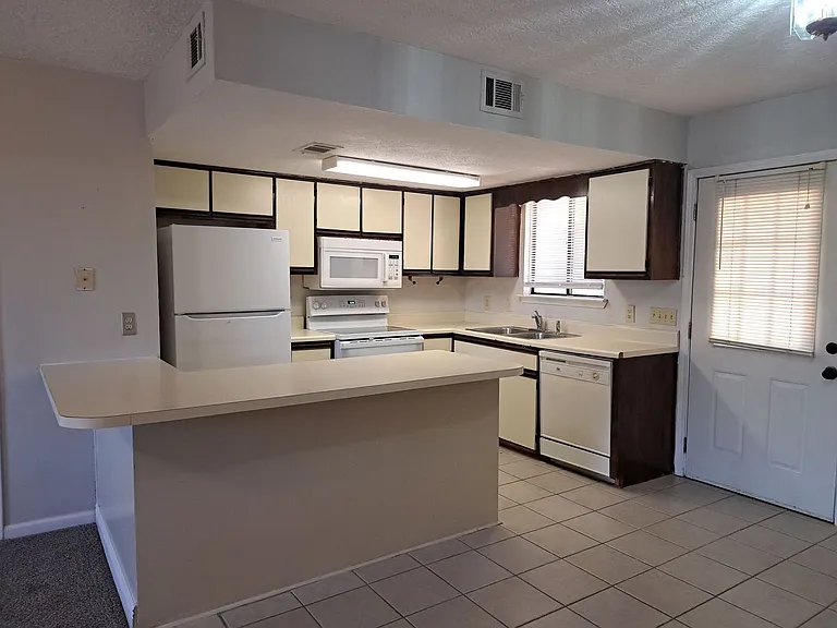 4837 S Lakewood Dr — Photo 3