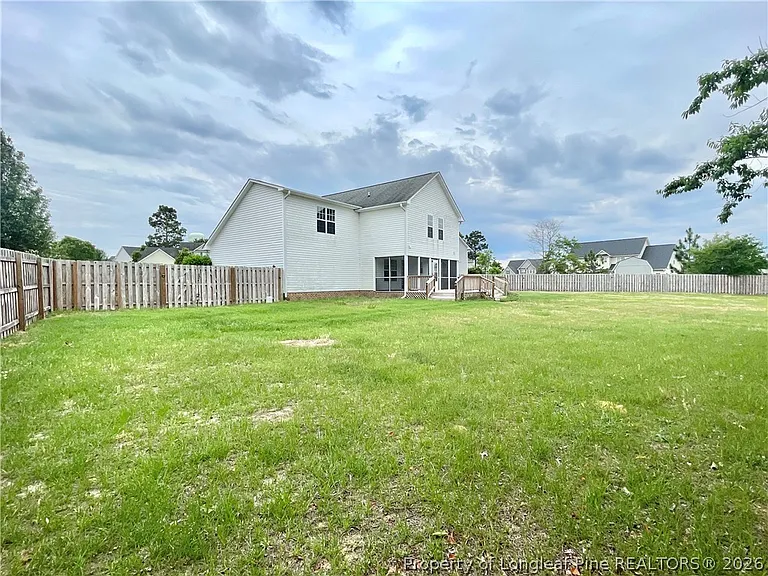 82 Essex Ct W — Photo 22
