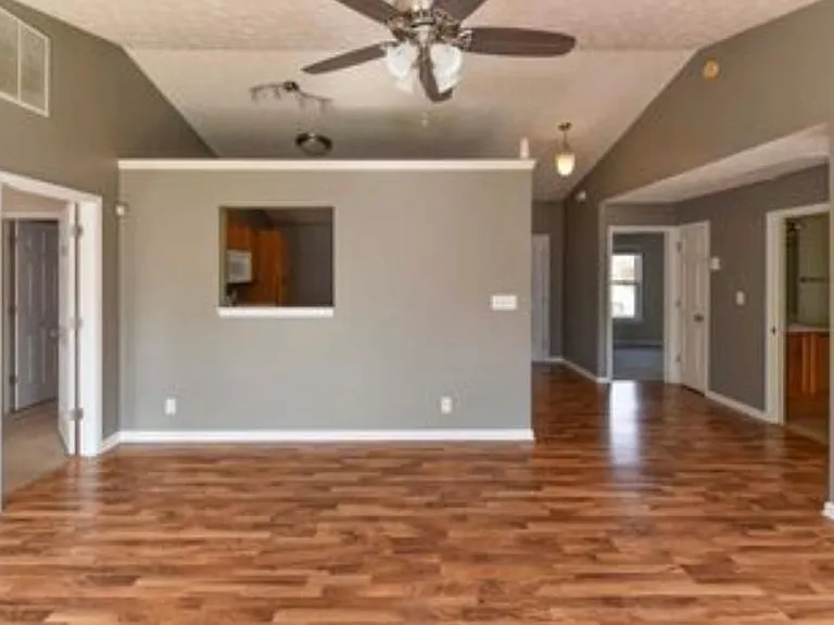 5645 Bingham Dr — Photo 17