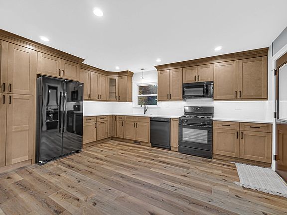3rd image of 205 Randle St