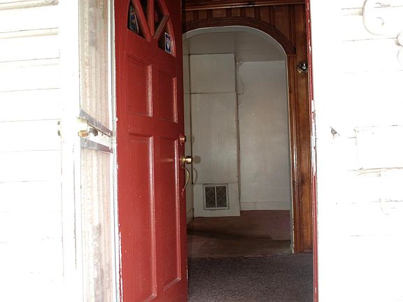 4th image of 682 Ivy St
