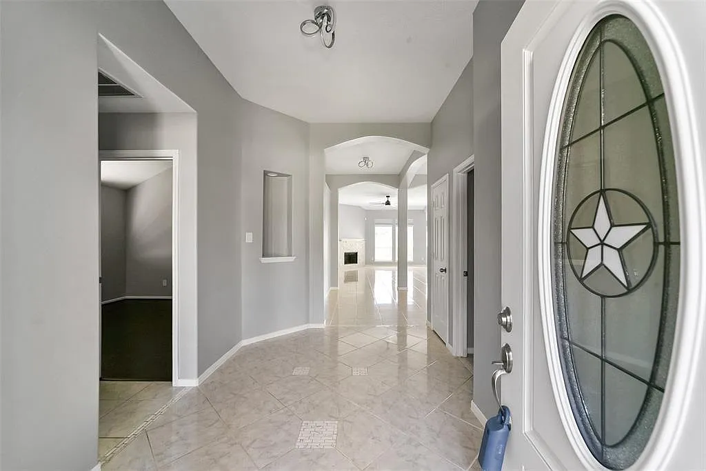 3 bed, 2.0 bath, 1899 sqft, $2,400 — Photo 3