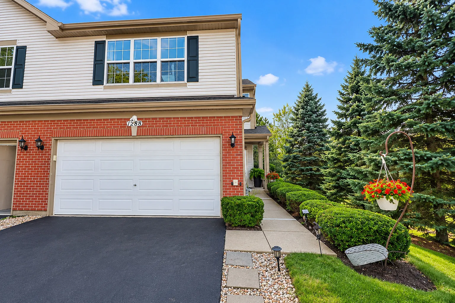 3 bed, 2.5 bath, 1696 sqft, $3,000 — Photo 1