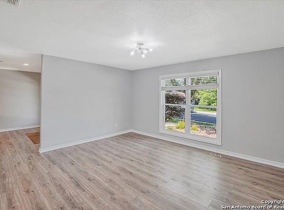 5th image of 2834 Low Oak St
