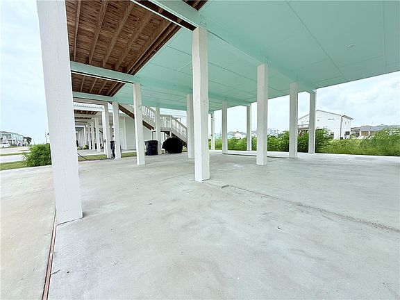 3rd image of 195 Paradise Drive