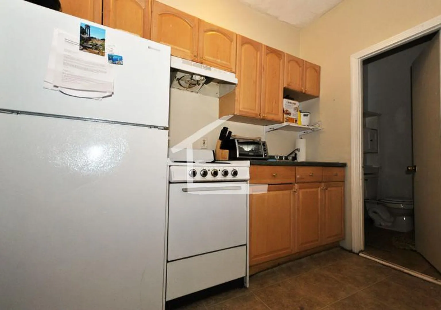 9/1 No Fee! Charming 2BR apartment in Mission Hill! — Photo 3