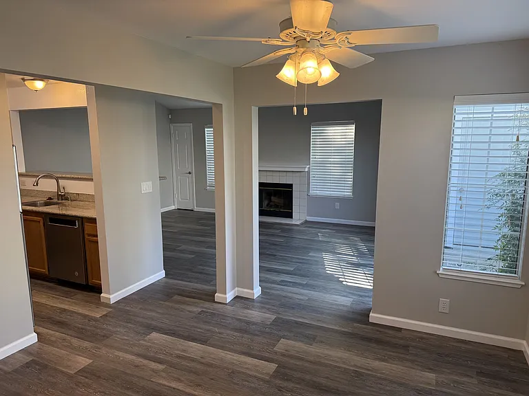 558 Torrey Pine Ln — Photo 2