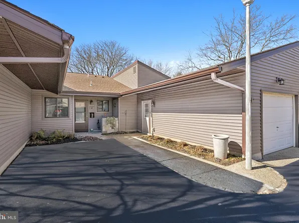 4 Middlebrook Ct, Red Bank, NJ 07701
