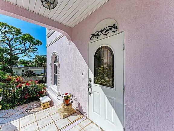 5th image of 282 Santa Maria St