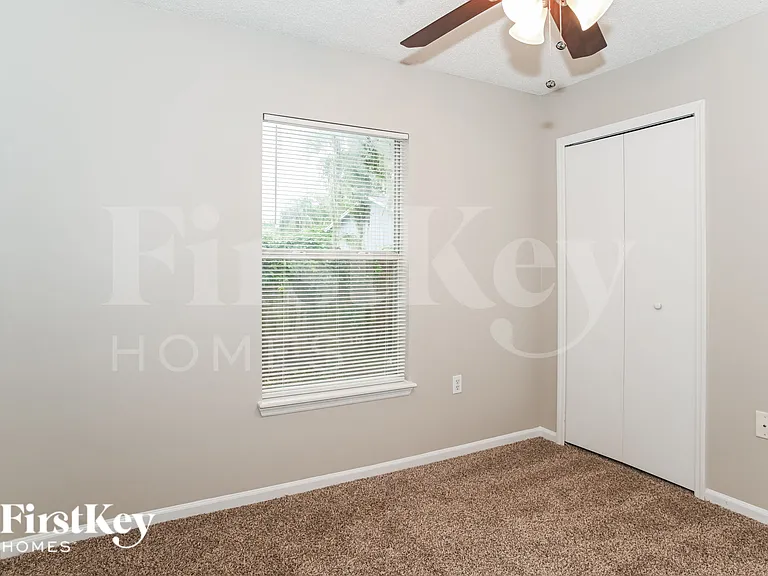 2137 Featherwood Dr W — Photo 15