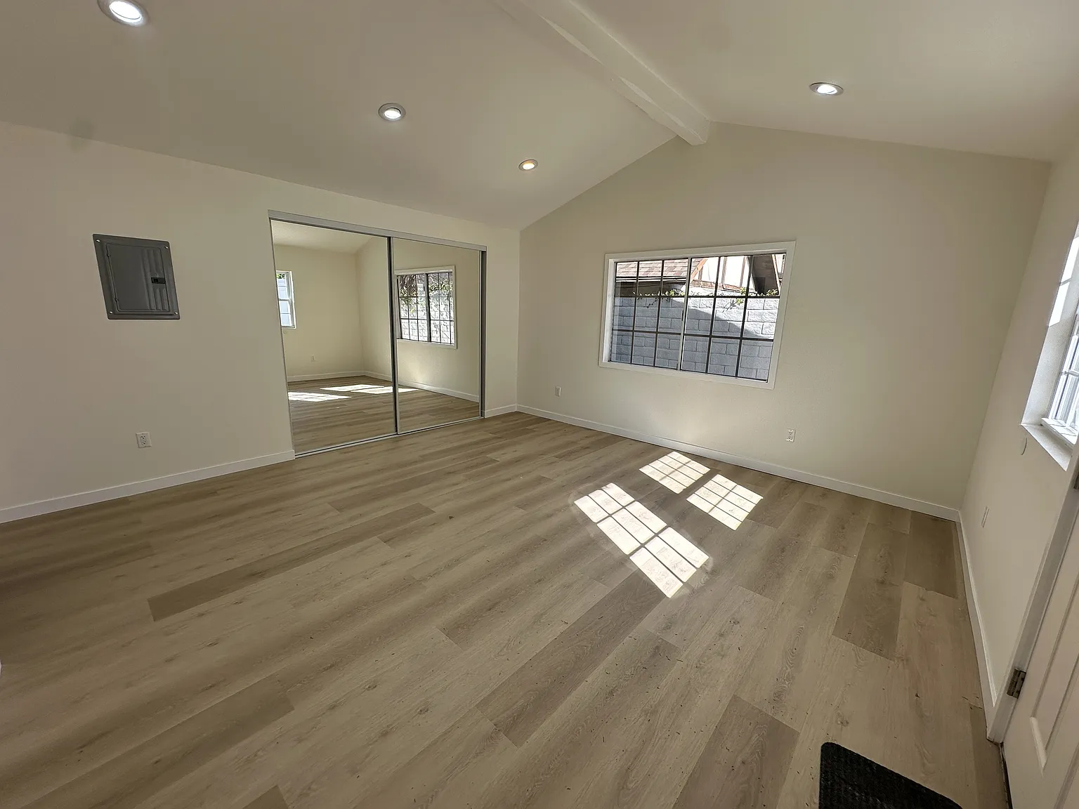 Studio, 400 sqft, $1,900 — Photo 1