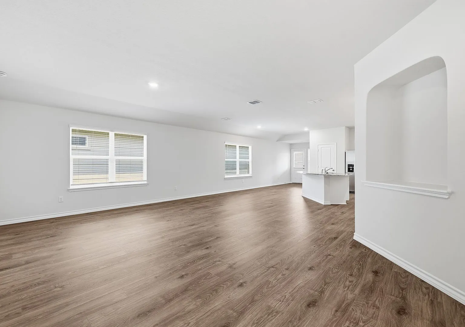 Beautiful Single-Story Home in Laurel Vista — Photo 4