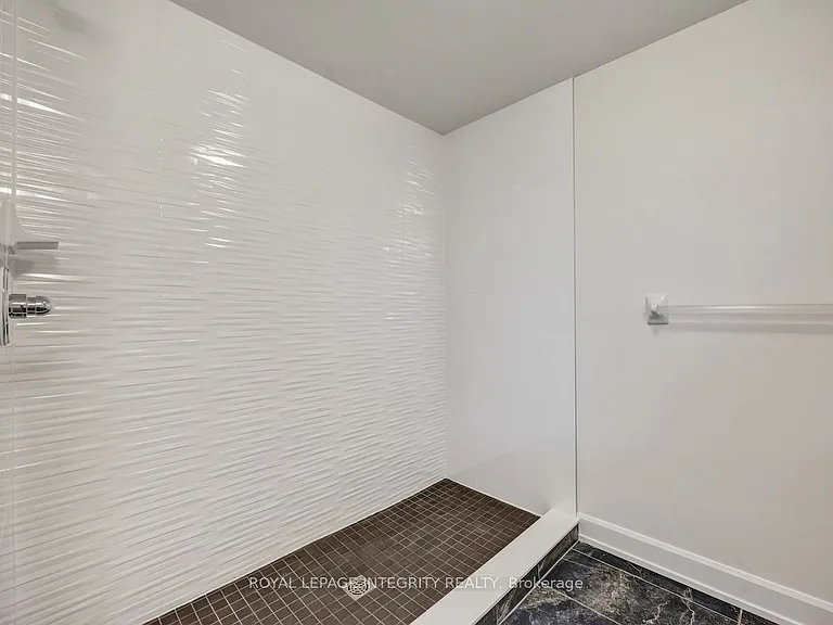 906 Chablis Cres #A — Photo 10