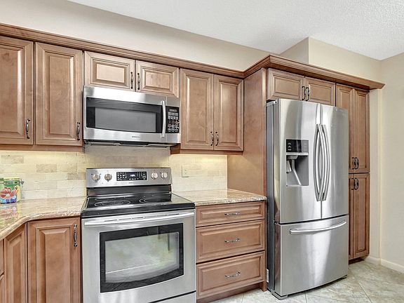 3rd image of 6866 Huntington Lane #105